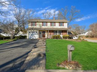 1 Pine Rd, Rocky Point, NY 11778