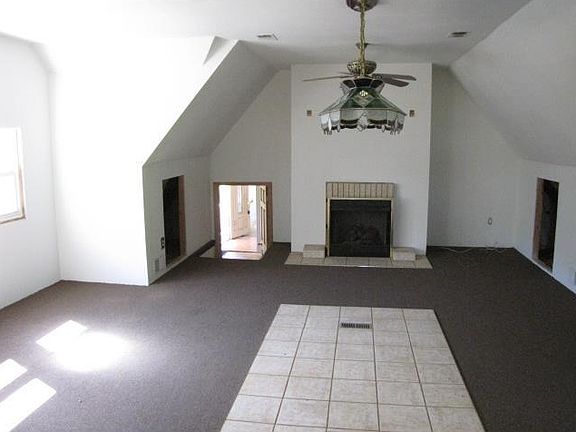 5th image of 575 Edgeview St