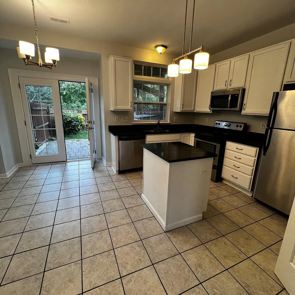 3 bed, 2.5 bath, 1672 sqft, $3,100 — Photo 4
