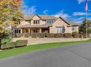 310 Muirfield Cir, North Prairie, WI 53153