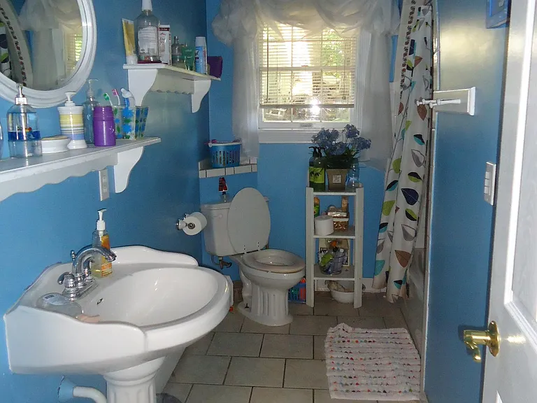 1035 Lincoln St — Photo 2