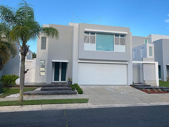 UNIQUE 3-STORY HOUSE