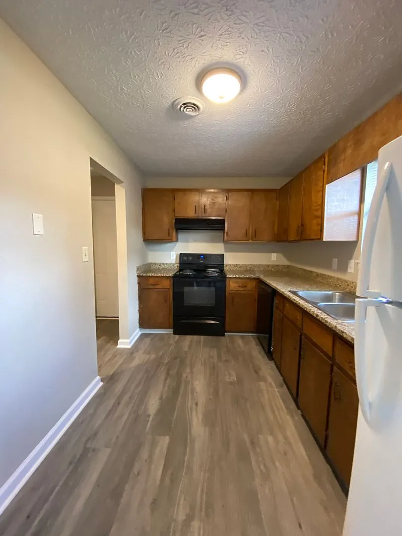 105 Howell Way — Photo 2