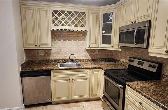 4th image of 530 NE 15th Ct APT 4