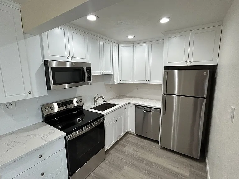 220 Peninsula Ave — Photo 3