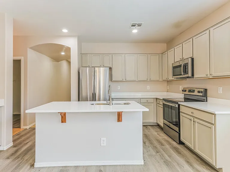 7905 S 73rd Ln — Photo 5