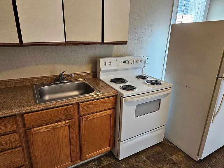 244 Hill St — Photo 2