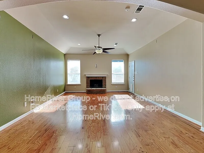 4 bed, 2.0 bath, 2581 sqft, $2,650 — Photo 2