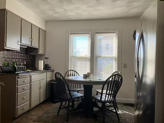 4th image of 90 Greenwood St