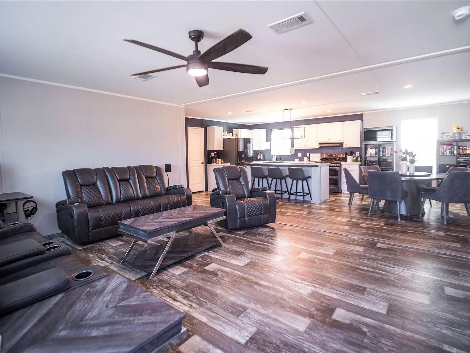 5 bed, 3.5 bath, 2176 sqft, $2,300 — Photo 3