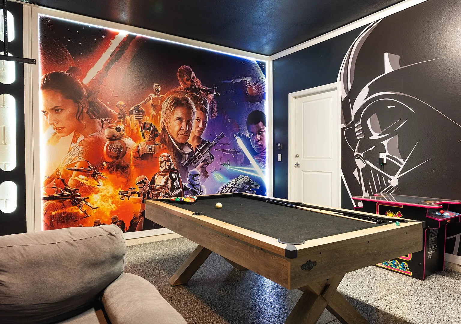 Stunning 10 Bed Home with Themed Rooms, Pool — Photo 3
