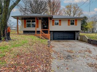 303 Matthews Ln, Gower, MO 64454