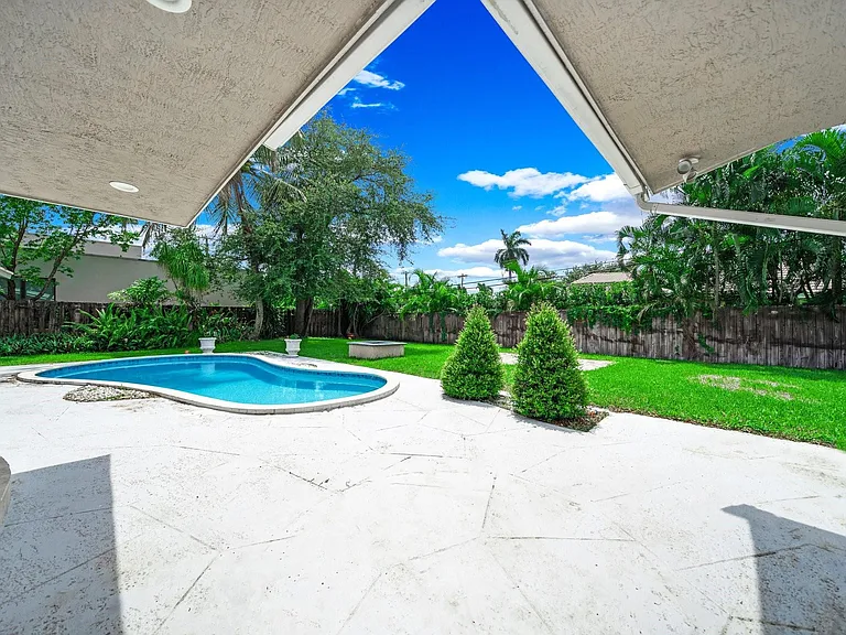 4021 Bayview Dr — Photo 40