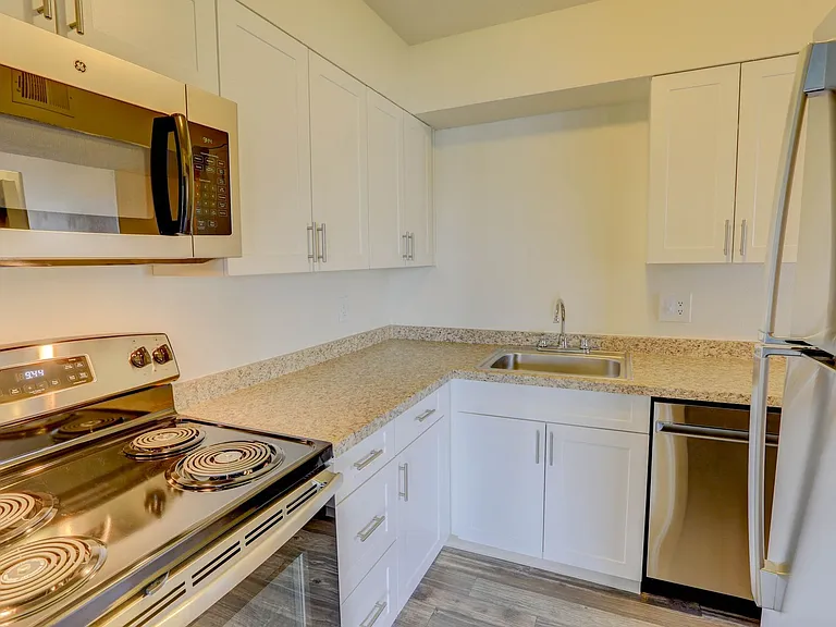 Union Square Apartments — Photo 7