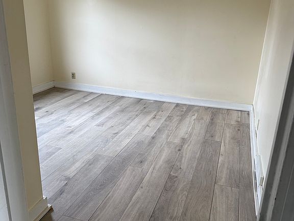 4th image of 909 Parriott Ave N