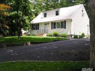 182 Iceland Dr, Huntington Station, NY 11746