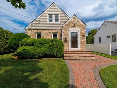 72 Moore Street, New Hyde Park, NY, 11040