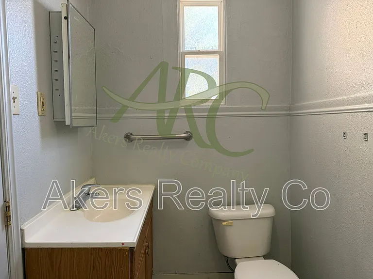 523 E Adams Ave — Photo 10