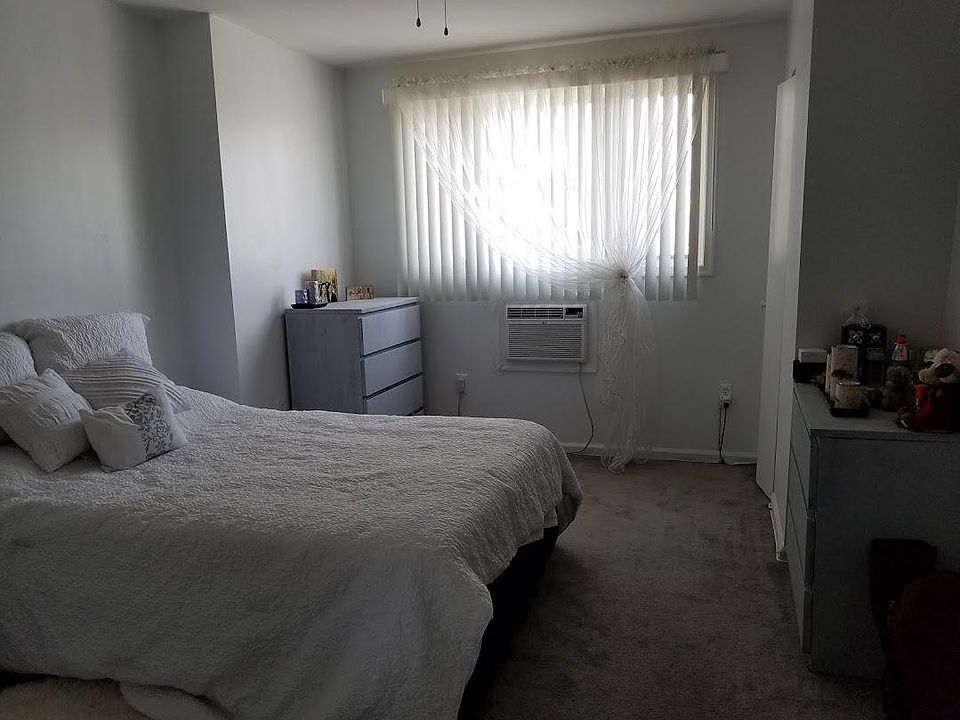 Bedroom, nice size closets