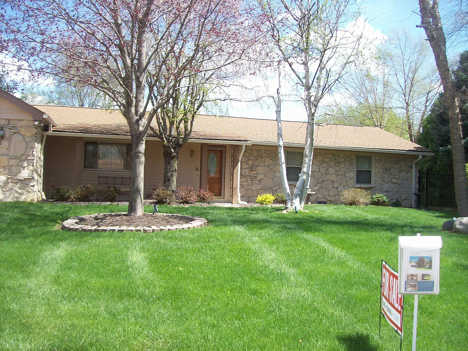 8541 Rahke Rd photo 1