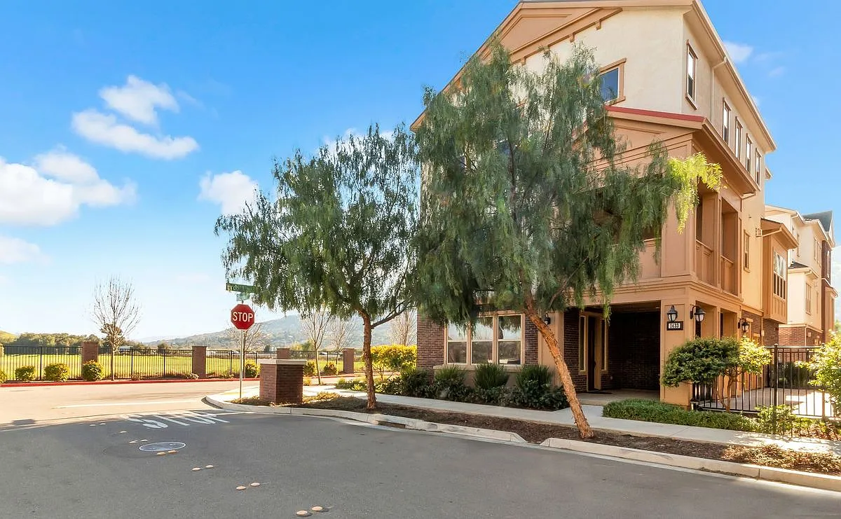 3 bed, 3.0 bath, 3105 sqft, $6,000 — Photo 1