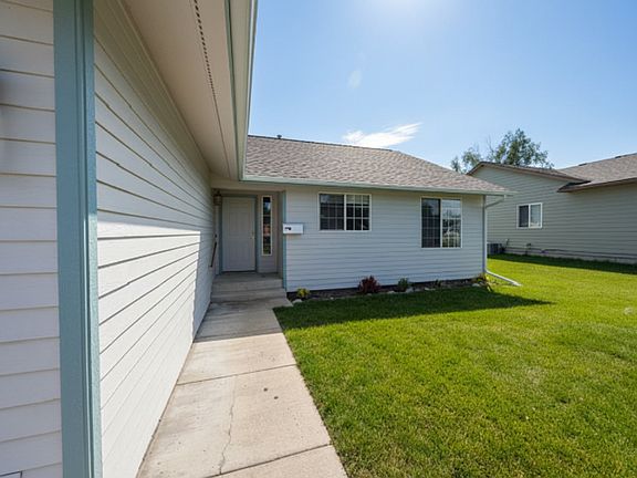 3rd image of 141 Greenbriar Dr