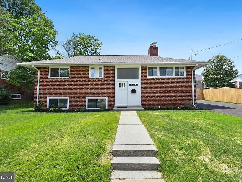 10228 Farnham Dr