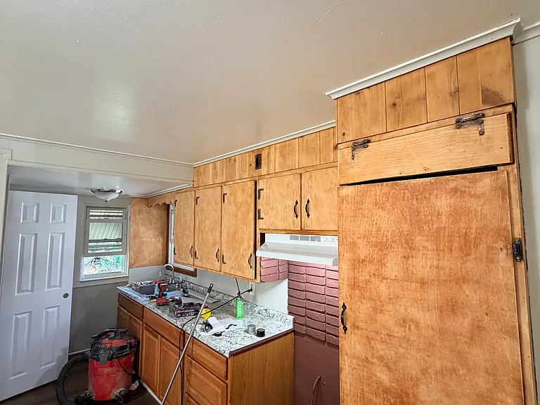 202 Hallock Ave — Photo 4