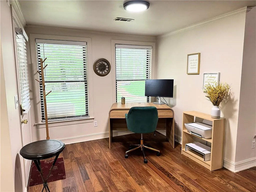 1 bed, 1.0 bath, 4801 sqft, $1,700 — Photo 4