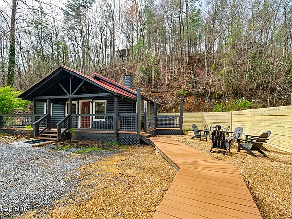 3rd image of 1129 S Spring Hollow Rd