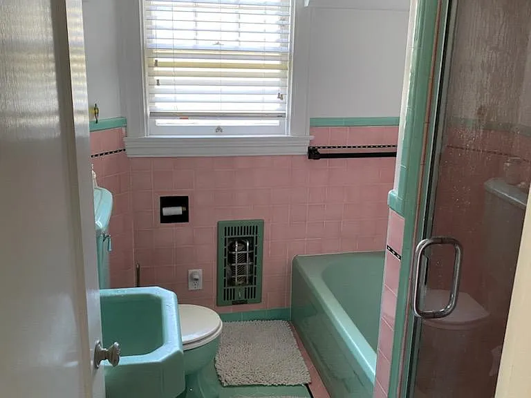 Beautiful, original vintage full bathroom with working heater.