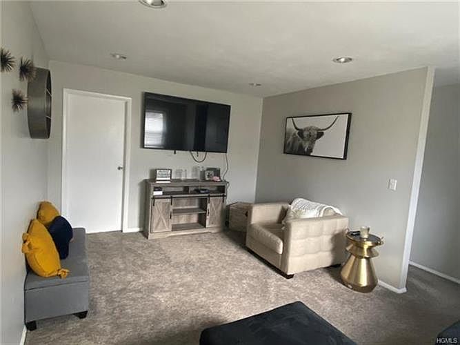 1st image of 5 Crescent Dr