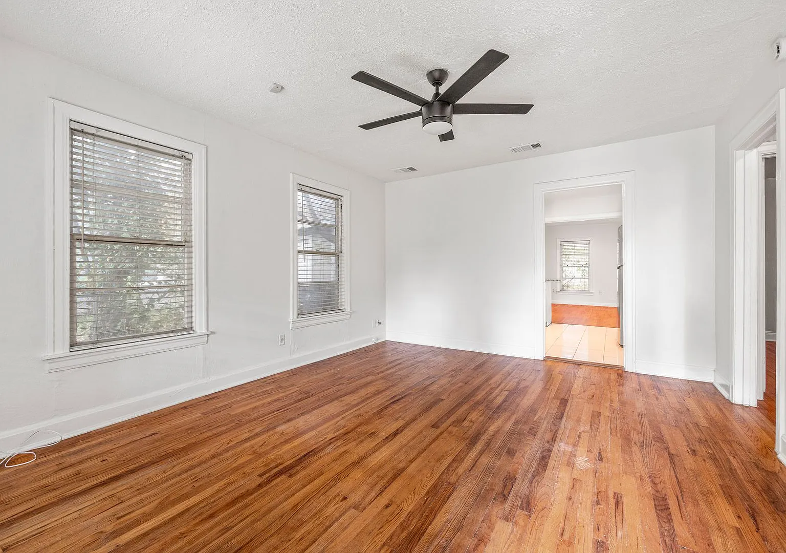 Cute two Bedroom Home in The Heart of Austin — Photo 3
