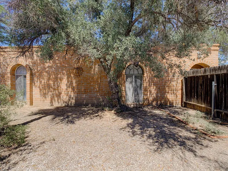 3425 E Fairmount St — Photo 2