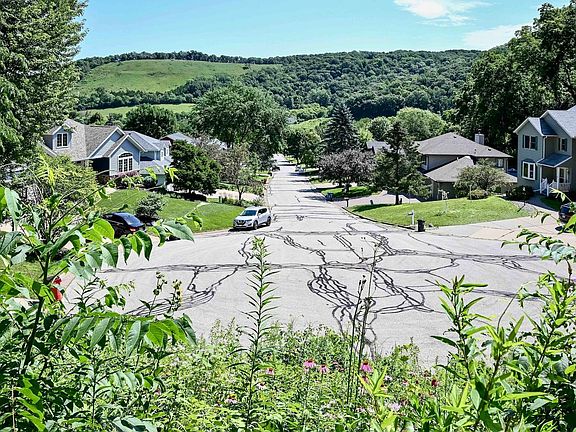 3rd image of 104 Forest Oak Ct