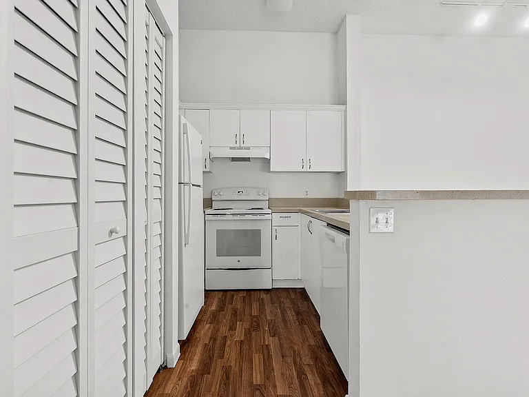 Palm Springs Apartments — Photo 10