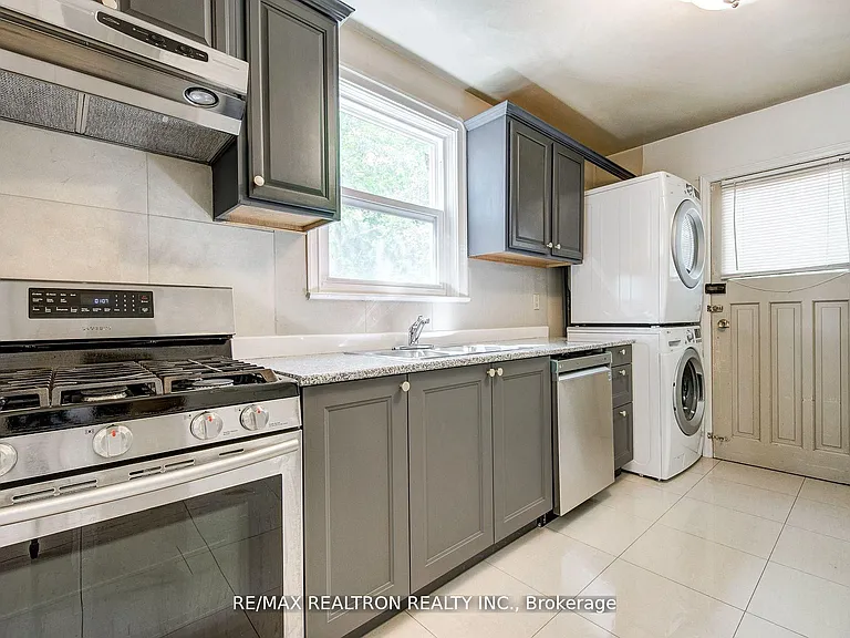 24 Highland Park Blvd — Photo 2