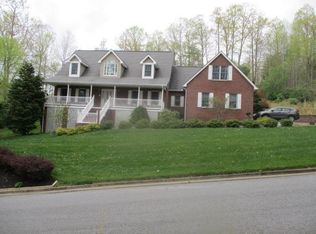 16 Chanticlear Rd, Bluefield, WV 24701