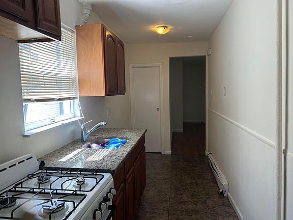 3rd image of 610 Park Pl APT 1