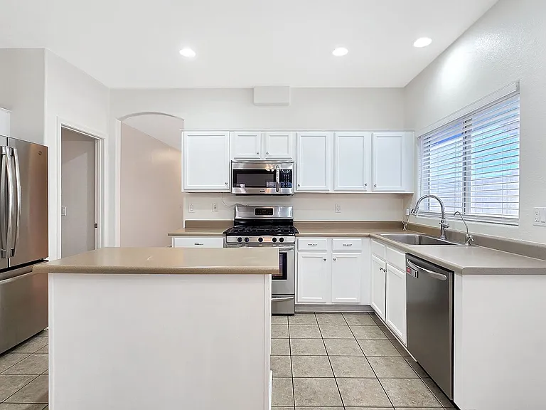 12509 W Washington St — Photo 10