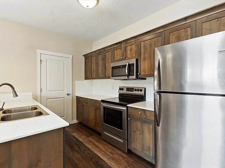 Owyhee Park Apartments — Photo 9
