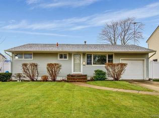 15 Janet Dr, Plainview, NY 11803