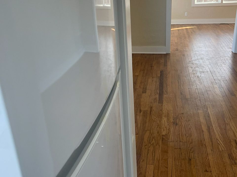 2nd image of 4012 Meadowview Dr