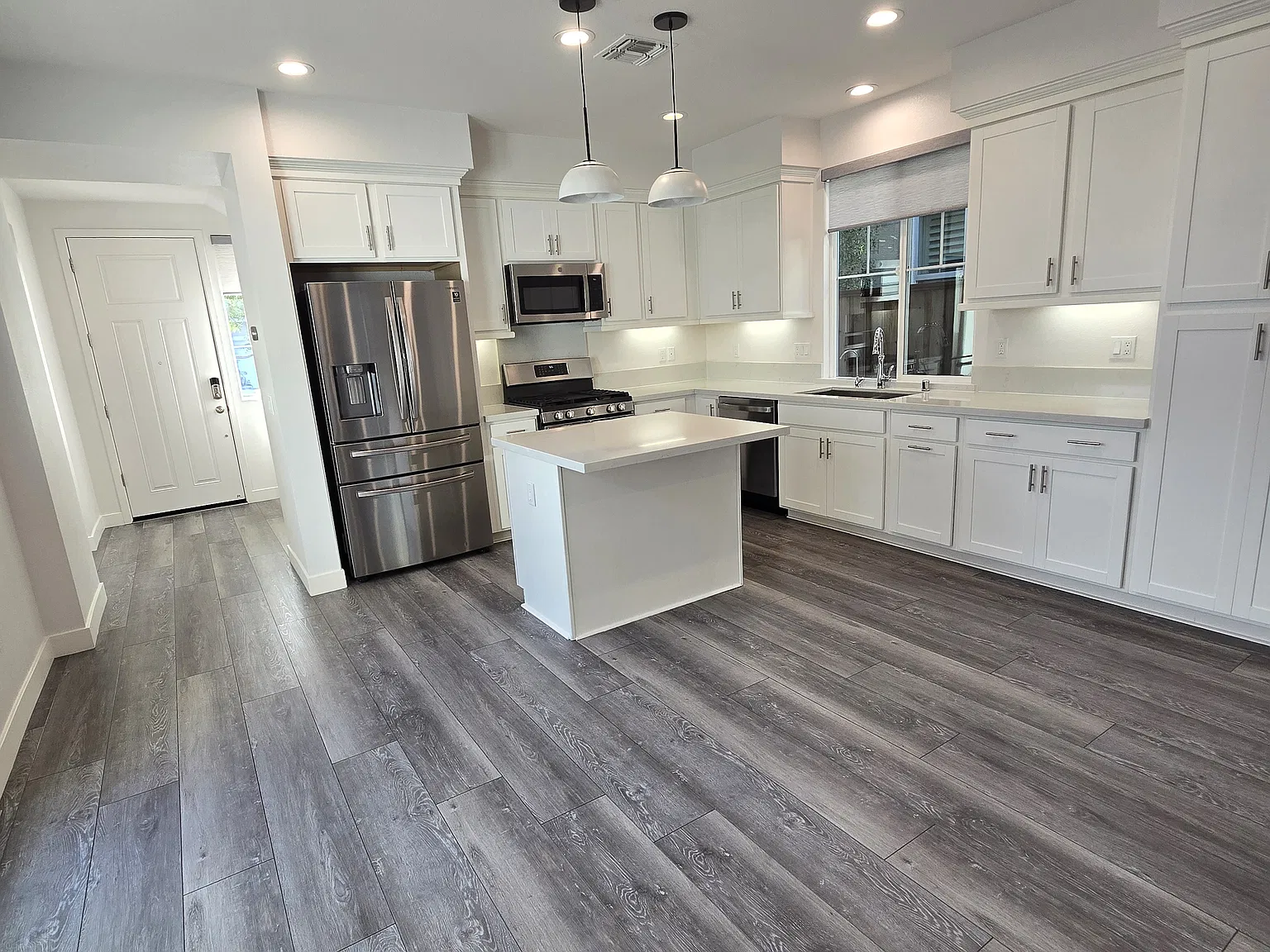 3 bed, 2.5 bath, 1742 sqft, $3,600 — Photo 4