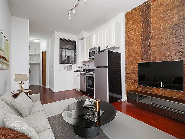 249 E 10th St #17 — Photo 4