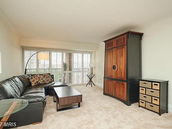 4th image of 1300 Army Navy Dr APT 1016