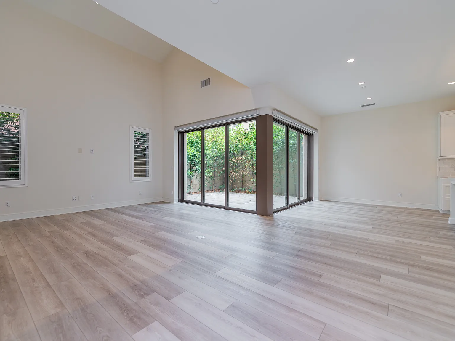 4 bed, 2189 sqft, $6,900 — Photo 2