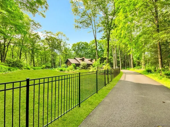 7 Plantation Court, Bethel, CT 06801