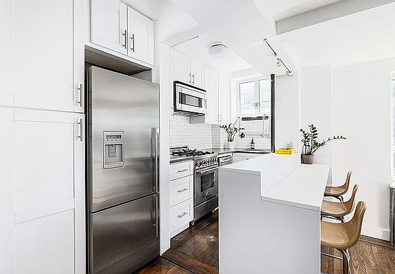 4th image of 200 W 20th St APT 1405