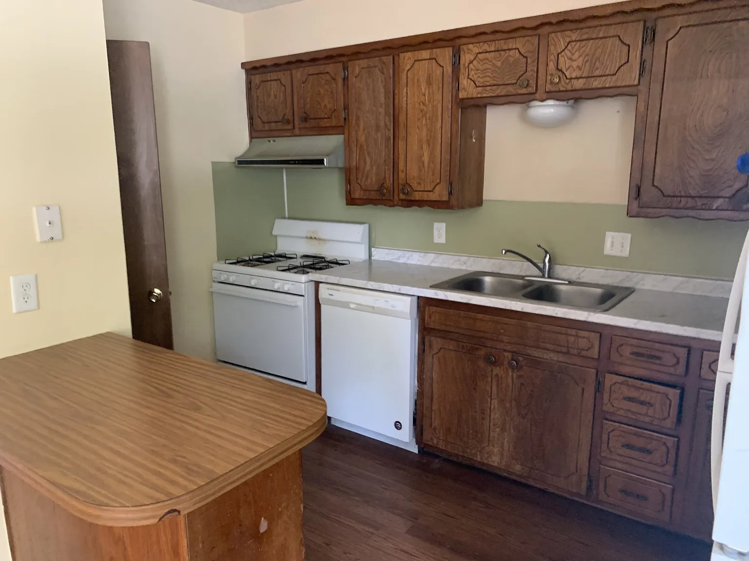2 bed, 1.5 bath, 1000 sqft, $900 — Photo 3